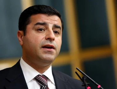 Στην τηλεόραση μετά από 1,5 χρόνο ο Σ. Ντεμιρτάς - Αγώνας από τη φυλακή για τον ηγέτη των Κούρδων (φωτό)